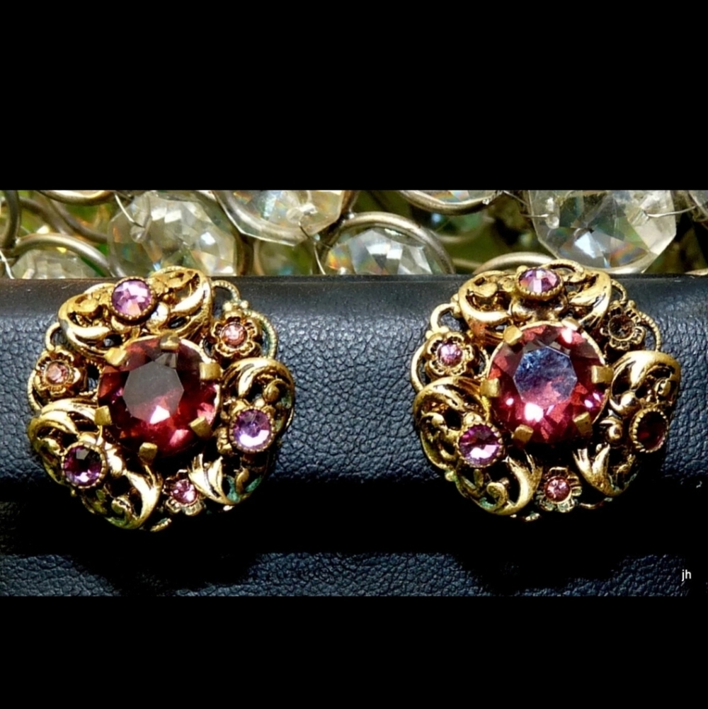 BEAUTIFUL VTG SIGNED CZECH BRASS FILIGREE PURPLE GLASS RHINESTONE EARRINGS! - Picture 3 of 8